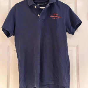 Marinblå pikétröja Peak Performance - Marinblå pikétröja från Peak Performance i storlek S💕