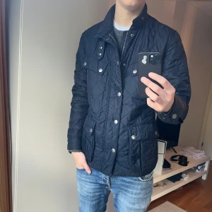 Barbour jacka - Hej! Säljer denna snygga jacka från Barbour!| Nypris 3000kr, mitt pris 449kr!| Hängare skadad, annars gott skick!