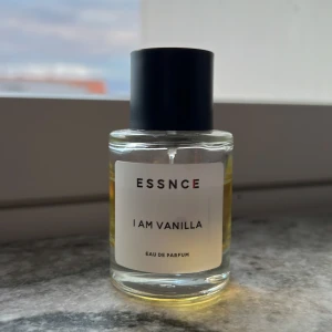 ESSNCE I Am Vanilla parfym - Modern Eau de Parfum från ESSNCE med namnet I Am Vanilla. Stilren flaska och perfekt för dig som gillar unika dofter. Volym och ingredienser framgår ej på bilderna.