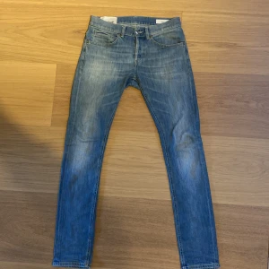 Dondup George - Säljer nu ett par feta Dondup George i riktigt bra skick. Dem är i storlek trettio och skinny fit. Jeansen är köpta på Vestiaire där jag också betalade för kvalitet och autenticitetkontroll där dem fick godkänt på allt som ni kan se på sista bilden. Tveka inte på att höra av er vid frågor och funderingar.