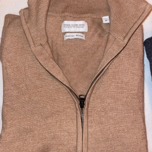 Helzip merino - Säljer en stilren beige tröja från These Glory Days i Superior Merino. Storlek M passar S. Tröjan är i perfekt skick och har inte använts mycket. Skriv vid fler funderingar!