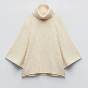 Beige polotröja med vida ärmar - Supermjuk beige polotröja från Zara med oversized passform och vida, trekvartsärmar. Tröjan är stickad i ett fluffigt material och har en hög, mysig polokrage. Storlek M❤️