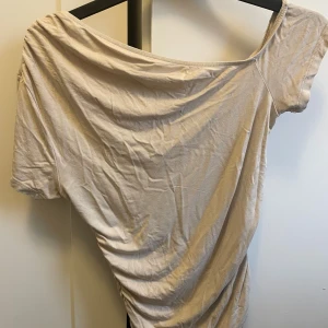 Beige offshoulder topp Gina Tricot - Jätte snygg beige topp från Gina i offshoulder-modell. Använd ett par gånger. 
