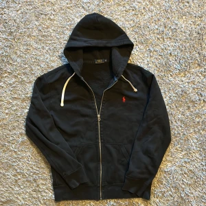 Ralph lauren zip - säljer nu min ralph lauren zip då den inte används, den är size M och sitter perfekt skicketär också som ny, köptes för cirka 2k o nu säljer jag för 900