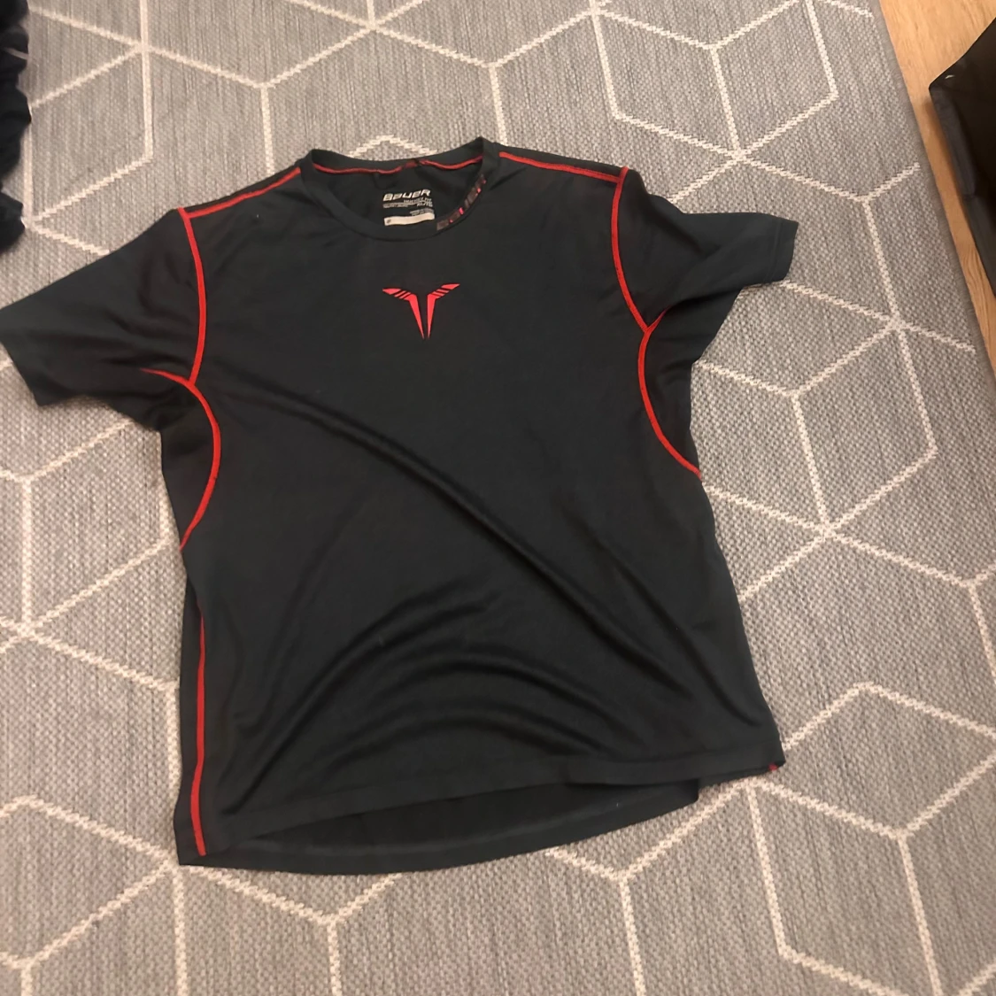 Svart Bauer t-shirt med röda detaljer