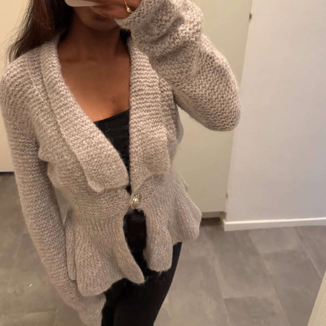 Stickad kofta med volangkant - 3