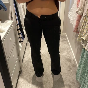 BikBok kostymbyxor - Lågmidjade kostymbyxor från Bikbok!🥰 Älskar dessa men de har blivit för små och därför säljer jag dem. Perfekta i längden för mig som är 165cm!💗🍁