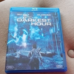 The Darkest Hour Blu-ray - Blu-ray-film: The Darkest Hour med Emile Hirsch och Joel Kinnaman. Omslaget och fodralet är i gott skick, inga synliga repor eller skador. 1080p HD-upplösning och dts Master Audio för bästa filmupplevelse.
