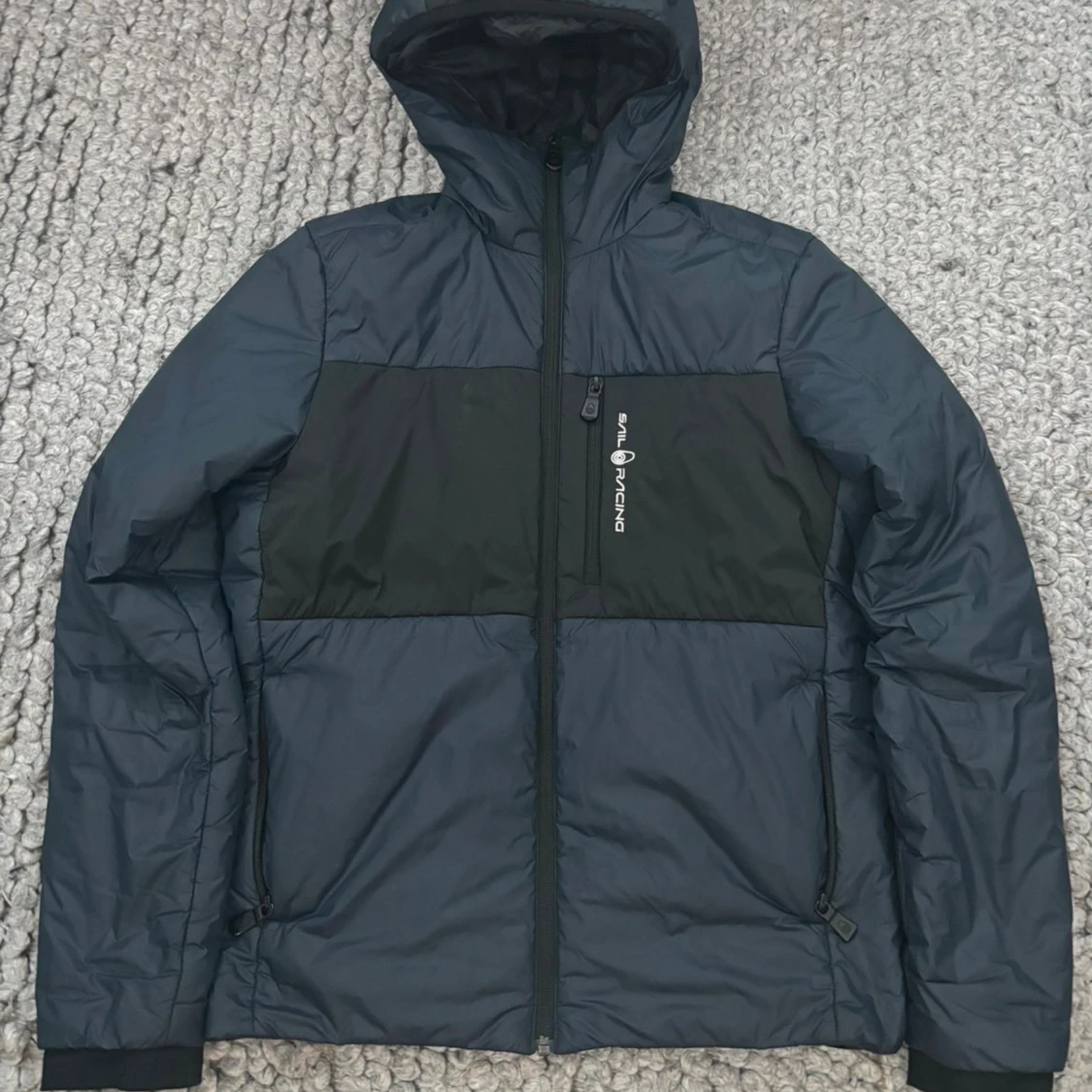 Mörkblå pufferjacka från Sail Racing - 2