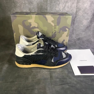 Valentino rockrunners  - Mycket fint skick | Size 42,5 passar 43  | box, och kort från valentino och farfetch tillkommer |fraktar spårbart inom 24 timmar |  för att köpa klicka ” köp nu” | vid frågor skriv ett meddelande |