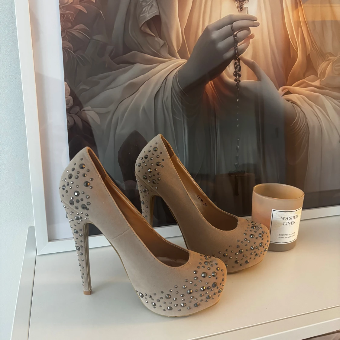 Beige pumps med nitar och hög klack