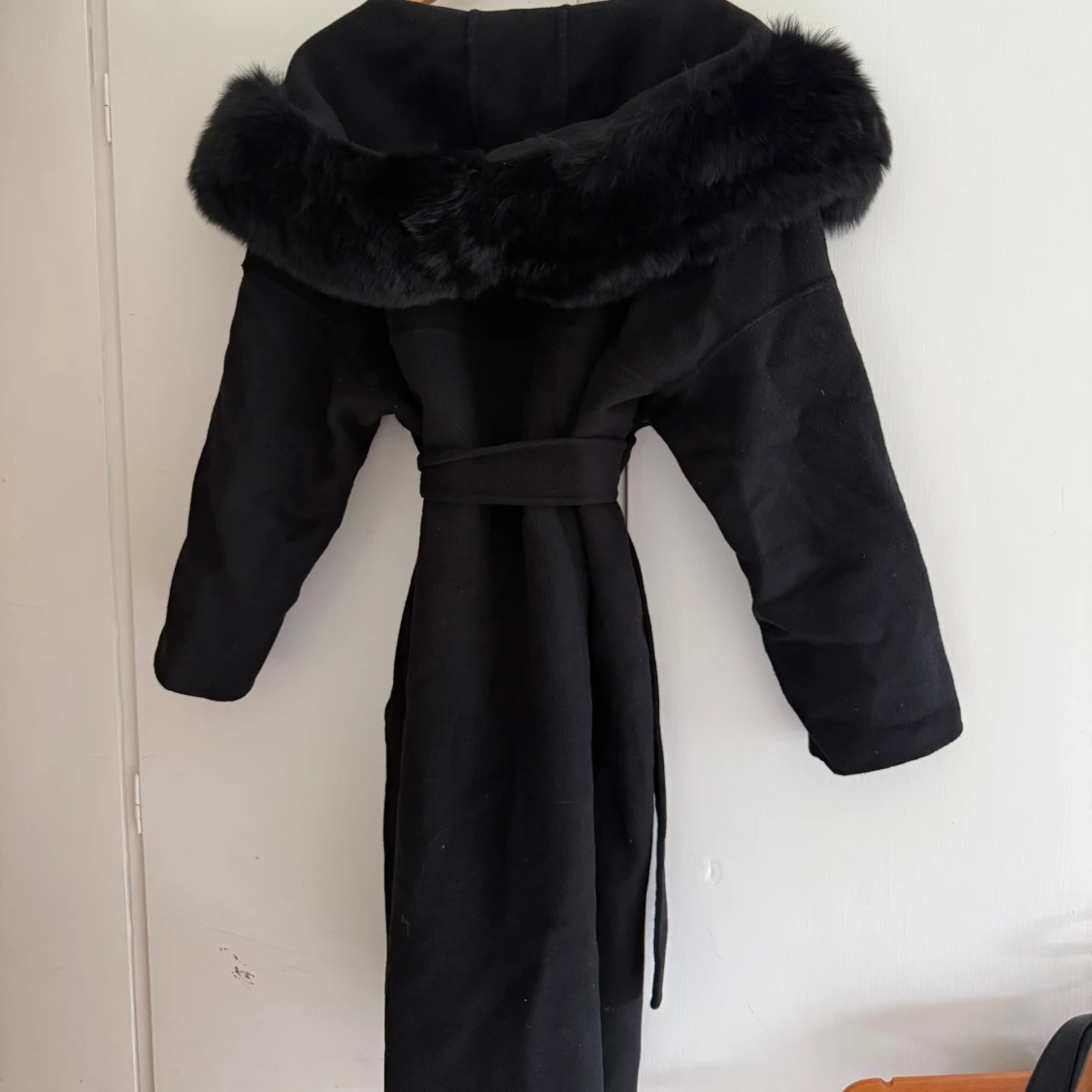Svart kappa med päls från FUR Stockholm - 4