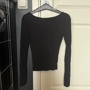 Tröja med öppen rygg - Säljer denna jätte fina tröjan från Gina i storlek Xs som är öppen i ryggen.💕 Tröjan är använd någon enstaka gång. Skriv för mer info💕