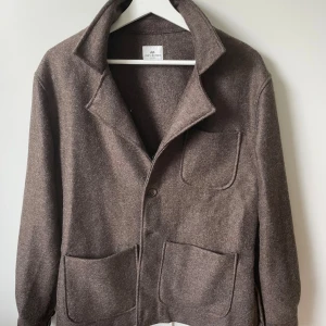 John Henric overshirt - Sinnesjukt snygg overshirt ifrån John Henric | Storlek XS men sitter mer som en S eller liten M. | Perfekt nu till hösten. | Sjukt bra skick, som ny. | Modellen är 180. | Hör av er vid frågor!🌟 