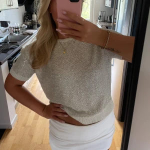 Glittrig guldig stickad T-shirt - Helt ny!