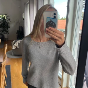 Grå stickad tröja med rund hals -  grå stickad tröja med rund halsringning och långa ärmar. Passar till allt väldigt lätt och skön💝 den har slutat noppra på nått sätt så det finns inte mycket noppror på den💁🏼‍♀️
