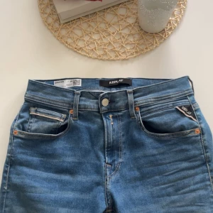 Replay Grover Hyperflex jeans blå - Materialet är stretchigt och bekvämt, perfekt för dig som gillar en normal passform och stilren look. Helt oanvända, kontakta vid intresse😊