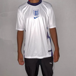 England landslagströja strl M - Helt ny. Fin replika med grym kvalitét. Modellen är 175cm väger 67 kg, Bär storlek M. Pris: 300kr. Först till kvarn. Skickas direkt inom 24 h