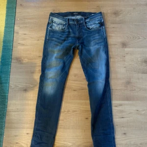 Replay jeans i mörkblå tvätt - Säljer ett par snygga Replay hyperflex jeans i mörkblå tvätt med lite slitnigar på höger ficka. Hör av er vid nån fråga!!!🙌🙌 priset kan diskuteras vid snabb affär!!