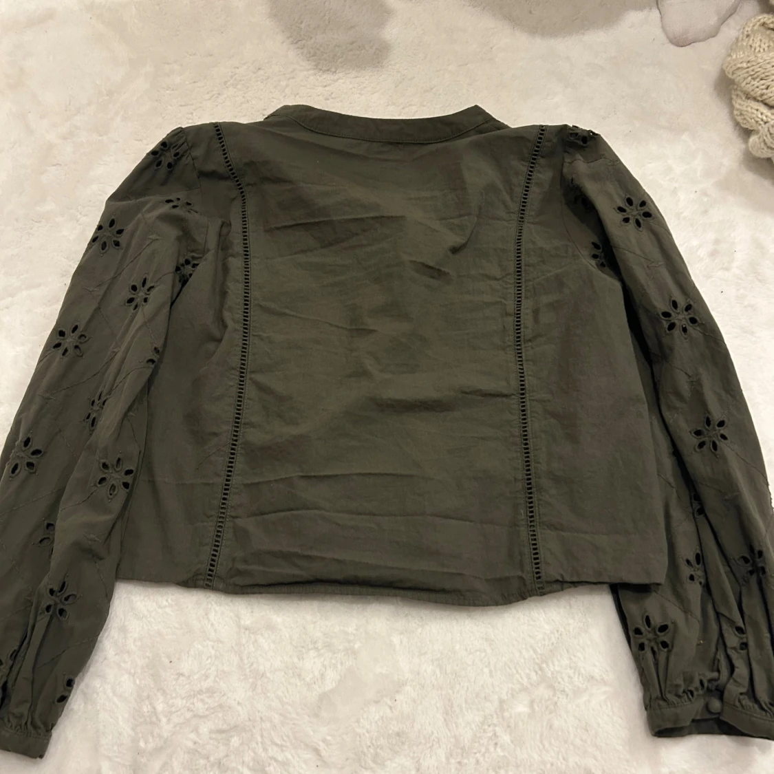 Olivgrön blus med broderade detaljer