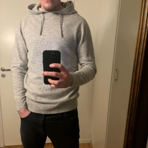 Grå kashmir hoodie - Säljer min grå kashmir hoodie i storlek M