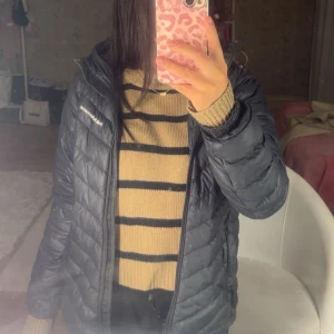 Svart pufferjacka från Peak Performance - Säljer en svart pufferjacka från Peak Performance med huva och dragkedja framtill. 