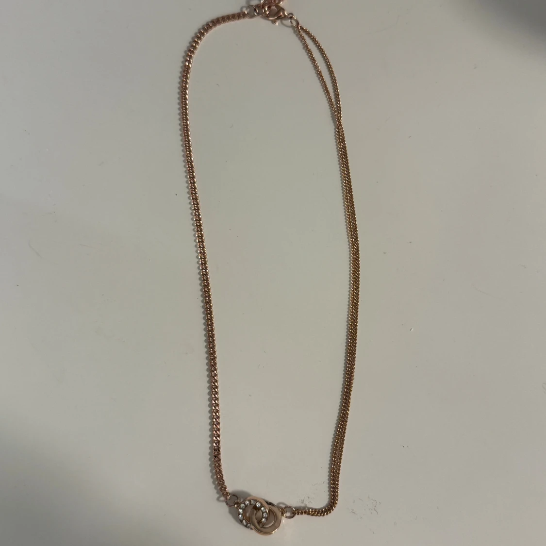 Guldfärgat halsband från Snö of Sweden