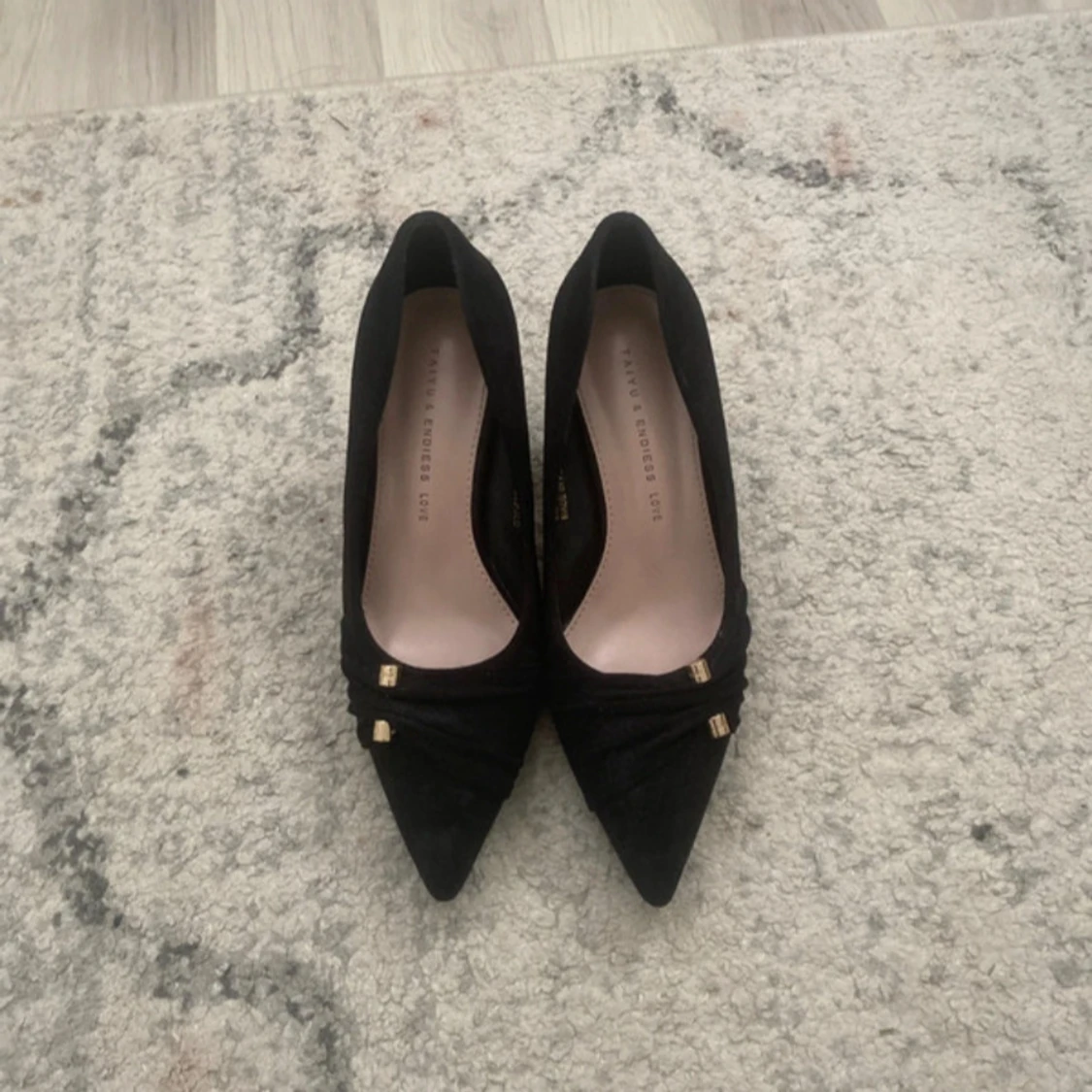 Svarta klackar med spetsig tå och gulddetaljer - 1