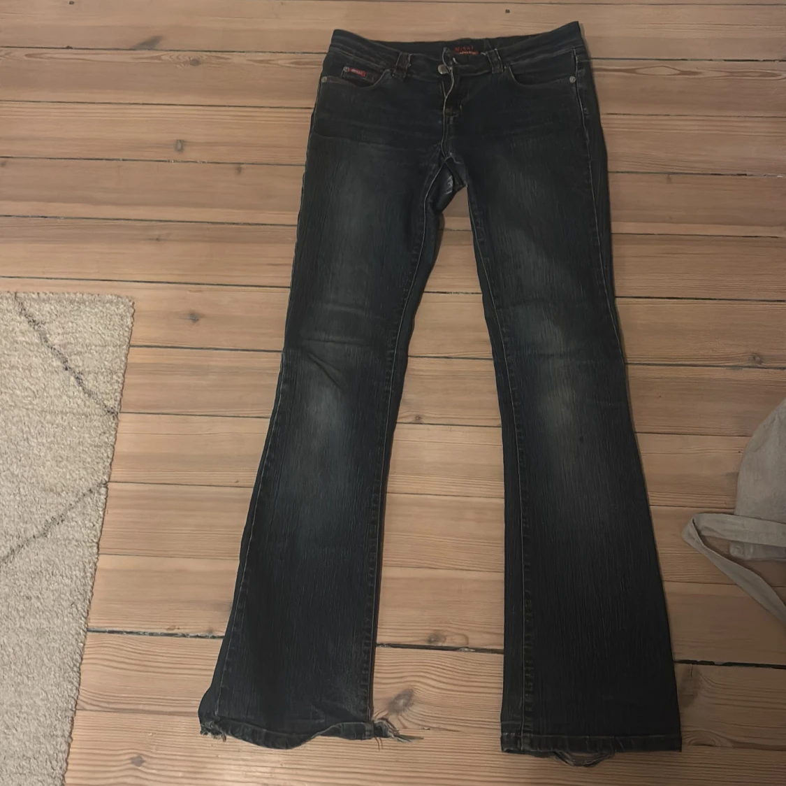 mörkblå bootcut jeans - 1