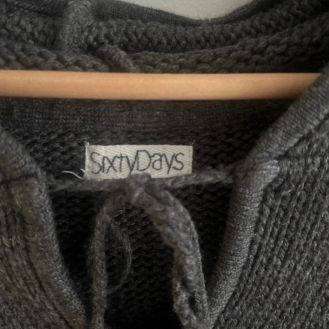 Mörkgrå stickad hoodie  - 2