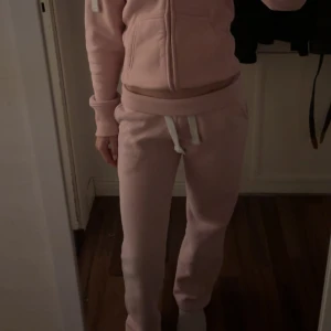 Rosa russemerch byxa - Jag säljer ett rosa russemerch byxa. Har ej andvänt så mycket. När jag köpte den betalade jag närmare 1000. Den är knappt andvänd så jag tycker att de här är ett rimligt pris . byxorna relaxed passform och är perfekta för chill dagar hemma eller när du vill vara bekväm. Tillverkade i mjukt material som känns skönt mot huden.