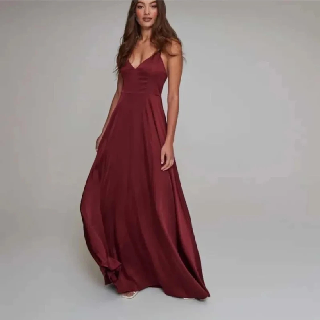 Vinröd långklänning med smala axelband