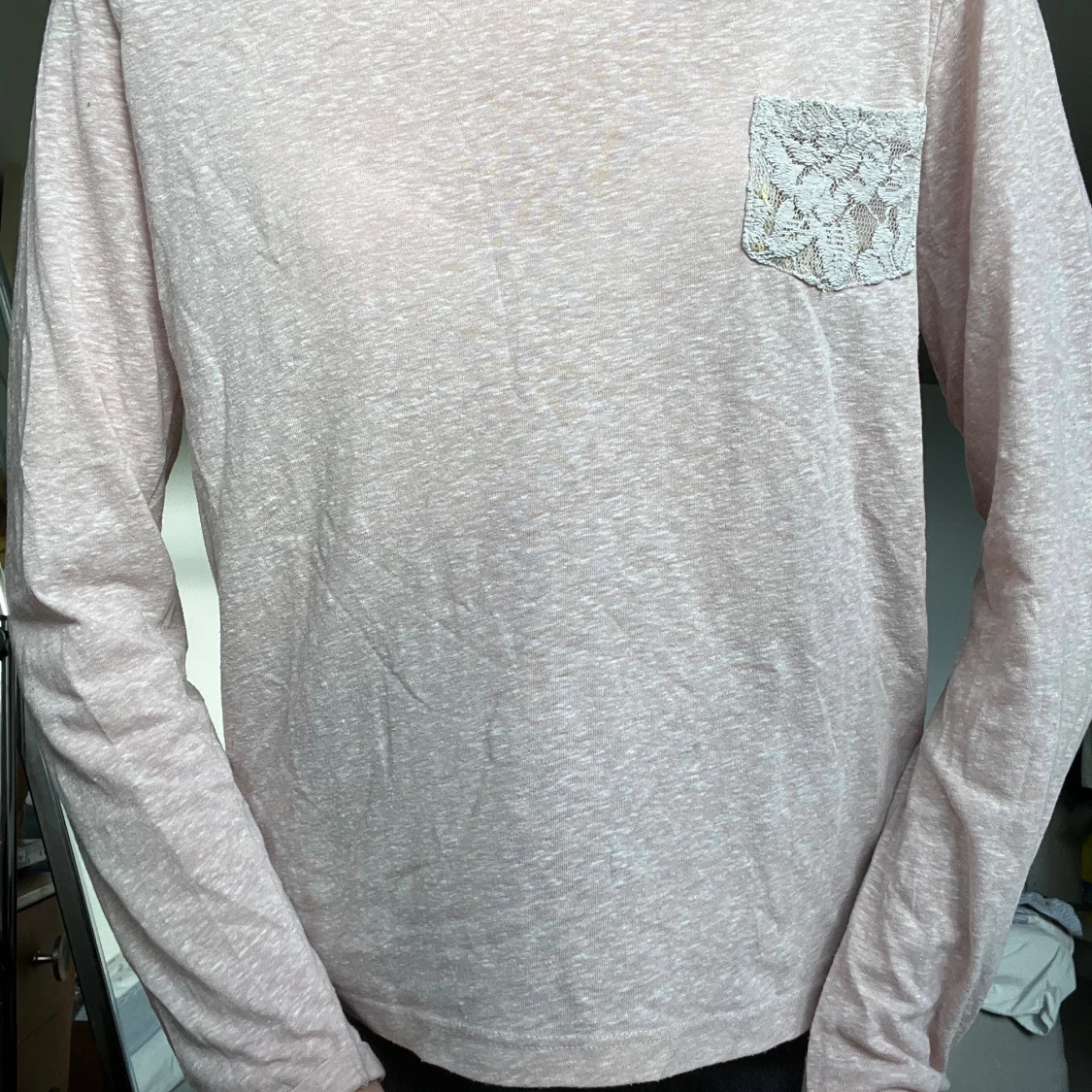 Ljusrosa långärmad topp med spetsdetaljer - 2