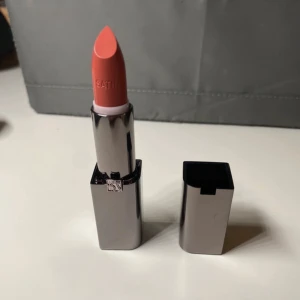 KICKS läppstift Spicy Saturday - Helt ny och oanvänd. Jättefin färg.   Ett återfuktande läppstift som enkelt glider på läpparna och skapar en fylligare känsla direkt vid applicering. Läppstiftets krämiga formulering skapar ett fint resultat redan vid första applicering, därav räcker endast ett lager för att få en fin färg på dina läppar. BeautyAct Full on Satin Lipstic ger även näring till dina läppar samtidigt som den håller läpparna återfuktande under hela dagen. Läppstiftet ger dig ett långvarigt resultat som inte klibbar.