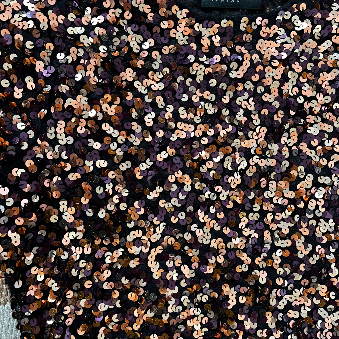 Glittrig paljettopp i koppar och svart - 4