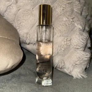 Zara Red Temptation EdP - Zara Red Temptation Eau de Parfum i smidig flaska med guldig kork. Perfekt storlek att ta med i väskan. Volym: 30 ml. En populär doft från Zara som snabbt blivit en favorit bland unga. Ca 23 ml kvar. 