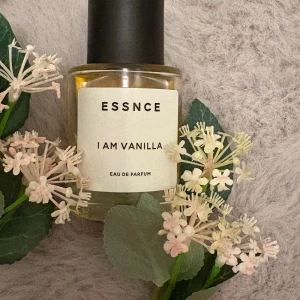 ESSNCE I Am Vanilla Parfym - Modern Eau de Parfum från ESSNCE med namnet I Am Vanilla.  Lite mer än halva kvar.