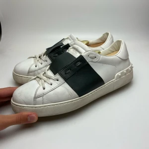 Valentino open skor - Hej! Säljer nu dessa sjukt snygga Valentino open skor. Skorna är i mycket fint skick! Har ett begränsat antal boxar och dustbag! Hör gärna av dig vid frågor!