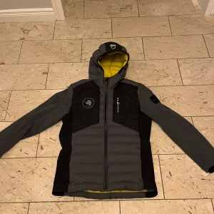 Grå och svart dunjacka Sail Racing - Säljer nu min dunjacka från Sail Racing, pga att den inte används längre. Hör av dig vid minsta lilla fråga. Mvh Ivar 