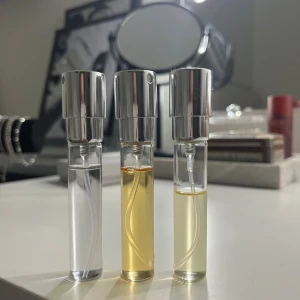 Sniph parfymset 3x8ml - Upptäck tre olika dofter från Sniph: Blue Skies, Mango och Midnight Amber. Varje sprayflaska innehåller 8 ml, perfekt storlek för att ta med överallt. Snyggt och enkelt att variera din stil med dessa moderna parfymer.