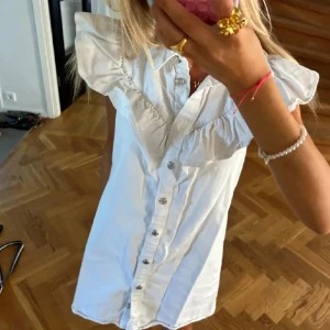 jeanskjol zara - asfin eftertraktad vit klänning från Zara som inte passar mig som jag vill ha den! Jättebra skick 