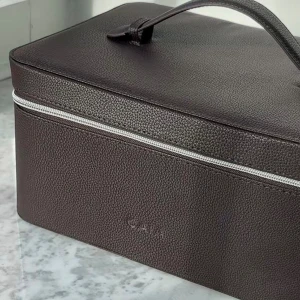  CAIA Julkalender 2025 - Limited Edition  - Säljer en oöppnad CAIA Cosmetics adventskalender. Perfekt för dig som vill upptäcka nya smink- och skönhetsprodukter. Kalendern innehåller 24 luckor fyllda med produkter från CAIA. (Värde ca 8500kr)