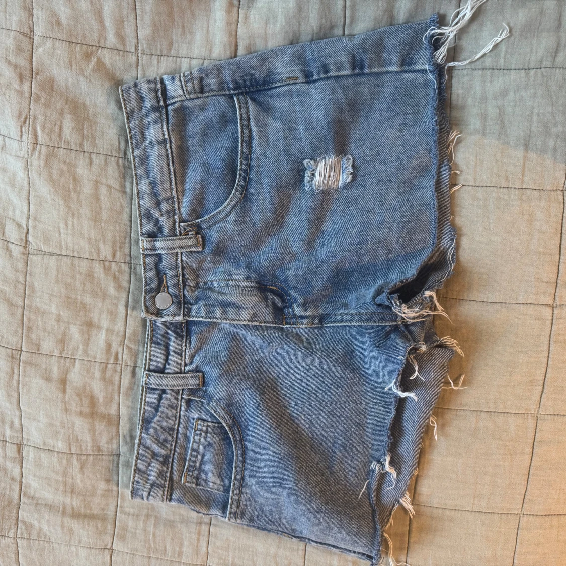 Blå jeansshorts med slitna detaljer - 2