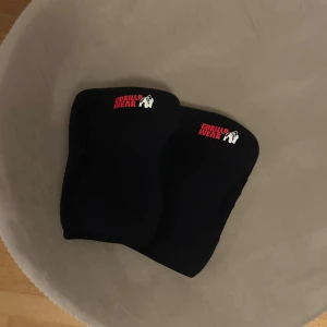 Knee sleeves - Knä sleeves från gorilla wear i stolek L. Köpta för några månader sedan men är för stora för mig. Köpt för 399. 