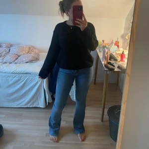 Blå bootcut jeans  - Säljer ett par klassiska blå jeans med bootcut passform. De har vanliga fickor där bak utan knappar eller nått sånt. De är använda sparsamt och säljs pågrund av ingen användning🩷
