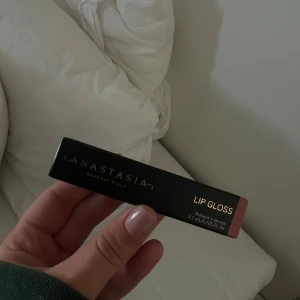 Anastasia Beverly Hills Lip Gloss Deep Taupe - Snyggt läppglans från Anastasia Beverly Hills i färgen Deep Taupe. Kommer i en stilren svart förpackning med guldtext. Perfekt för dig som vill ha glansiga, taupefärgade läppar med en lyxig känsla. Oanvänd❤️❤️