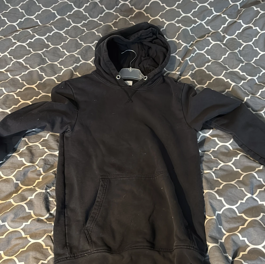 Svart hoodie från Pier One