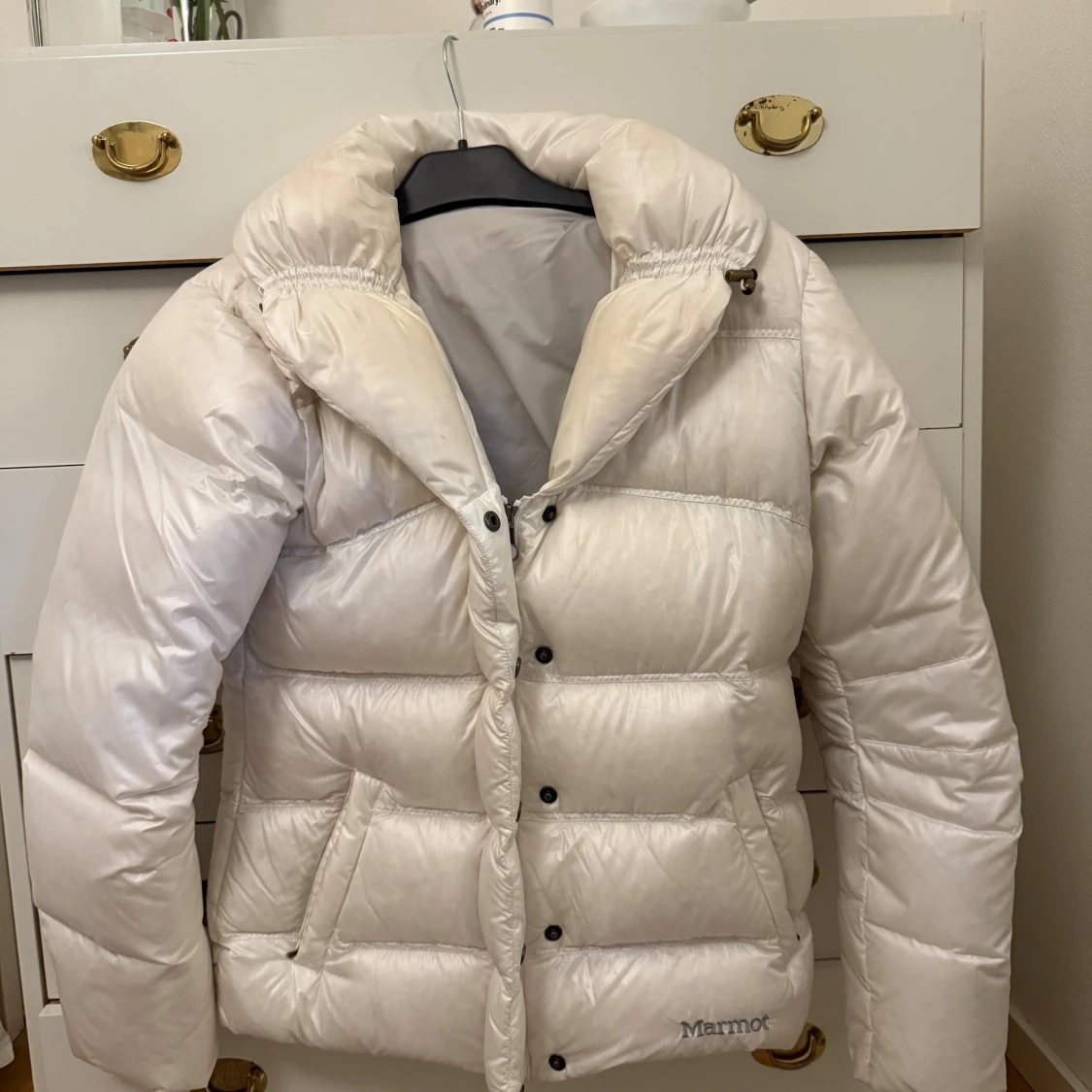 Vit pufferjacka från Marmot - 1