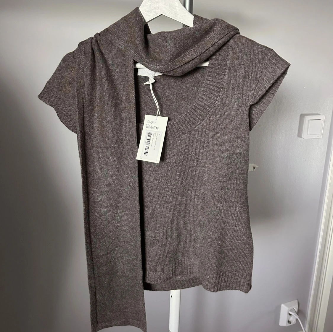 Stickad topp i ull med scarf-detalj - 1