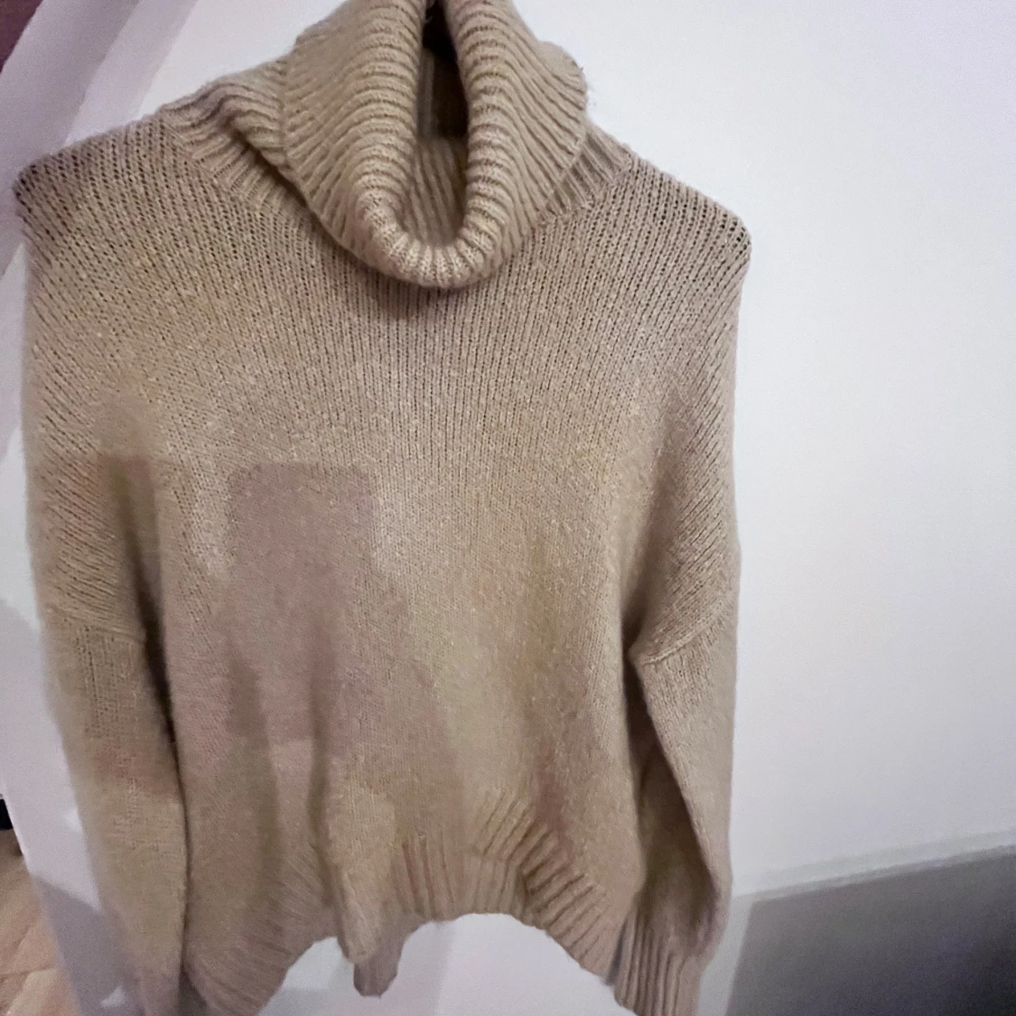 Beige stickad polotröja